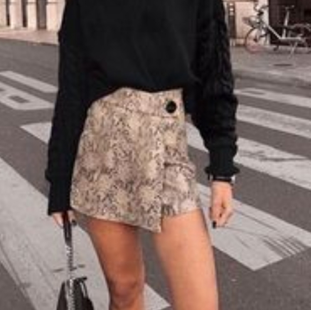 Zara skort snake print Small beige mini skirt shorts faux leather pleather